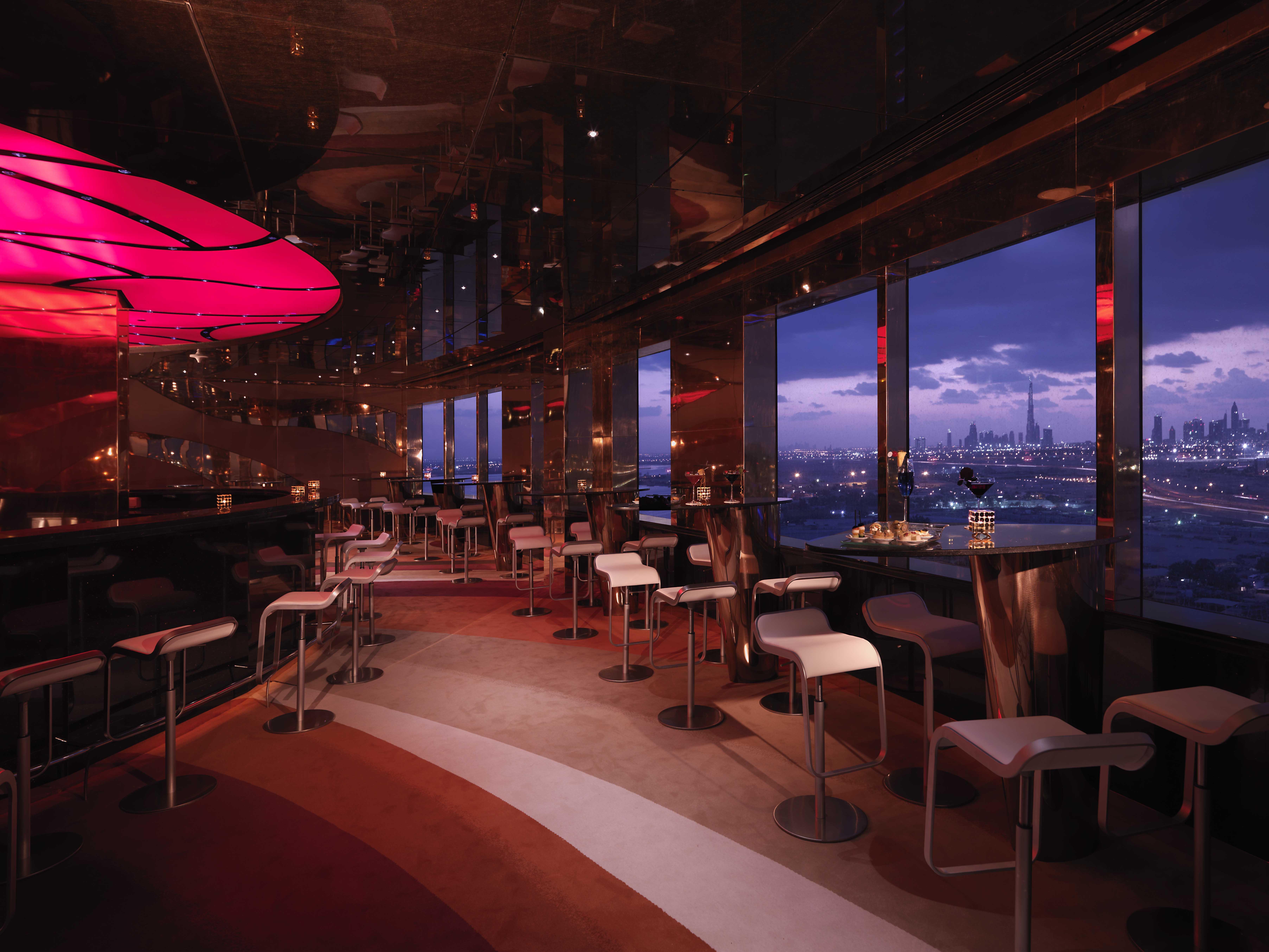 Intercontinental Dubai Festival City By Ihg Restaurant bilde The interior of the bar
