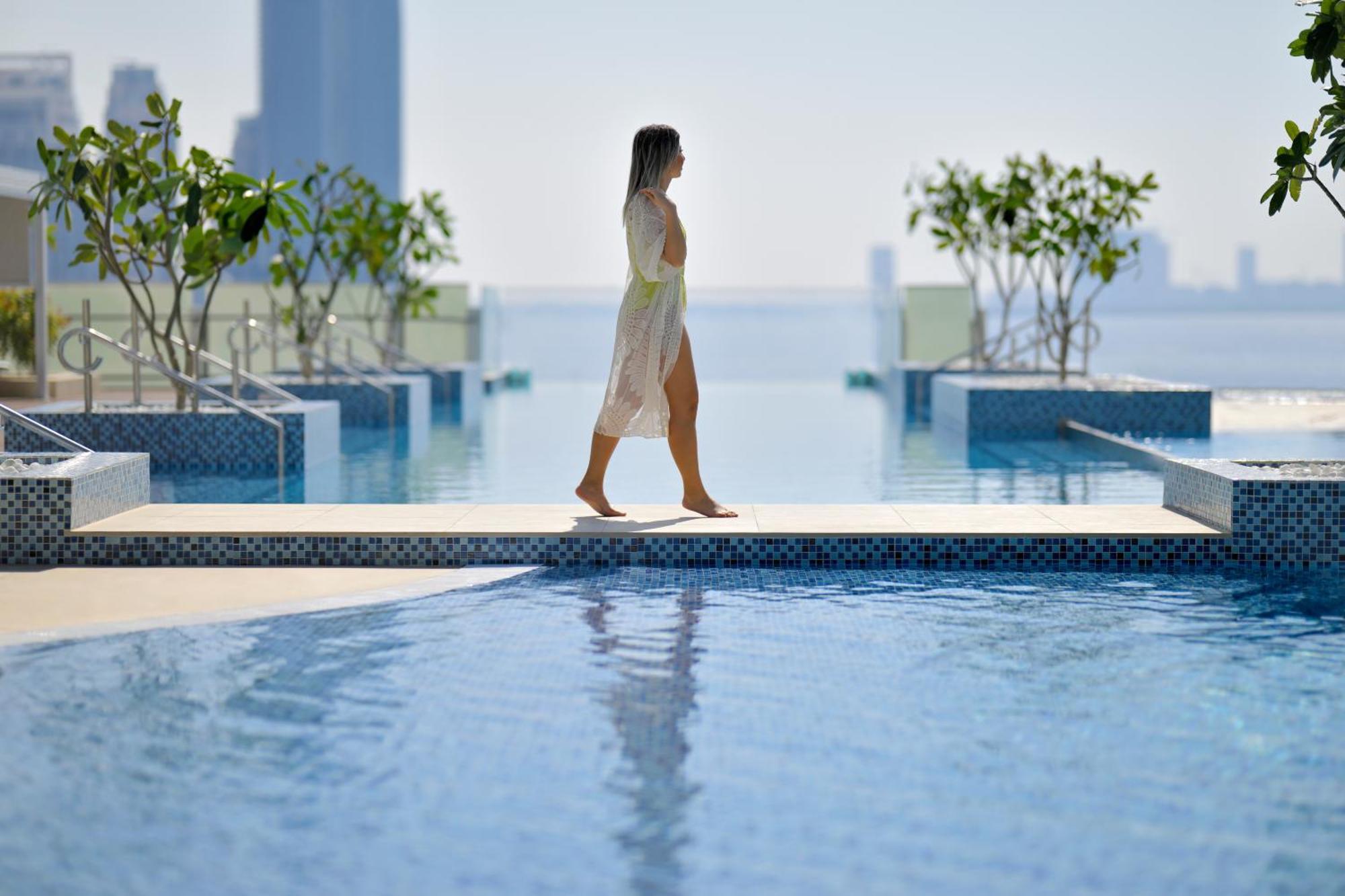 Intercontinental Dubai Festival City By Ihg Eksteriør bilde The swimming pool at the Address Downtown