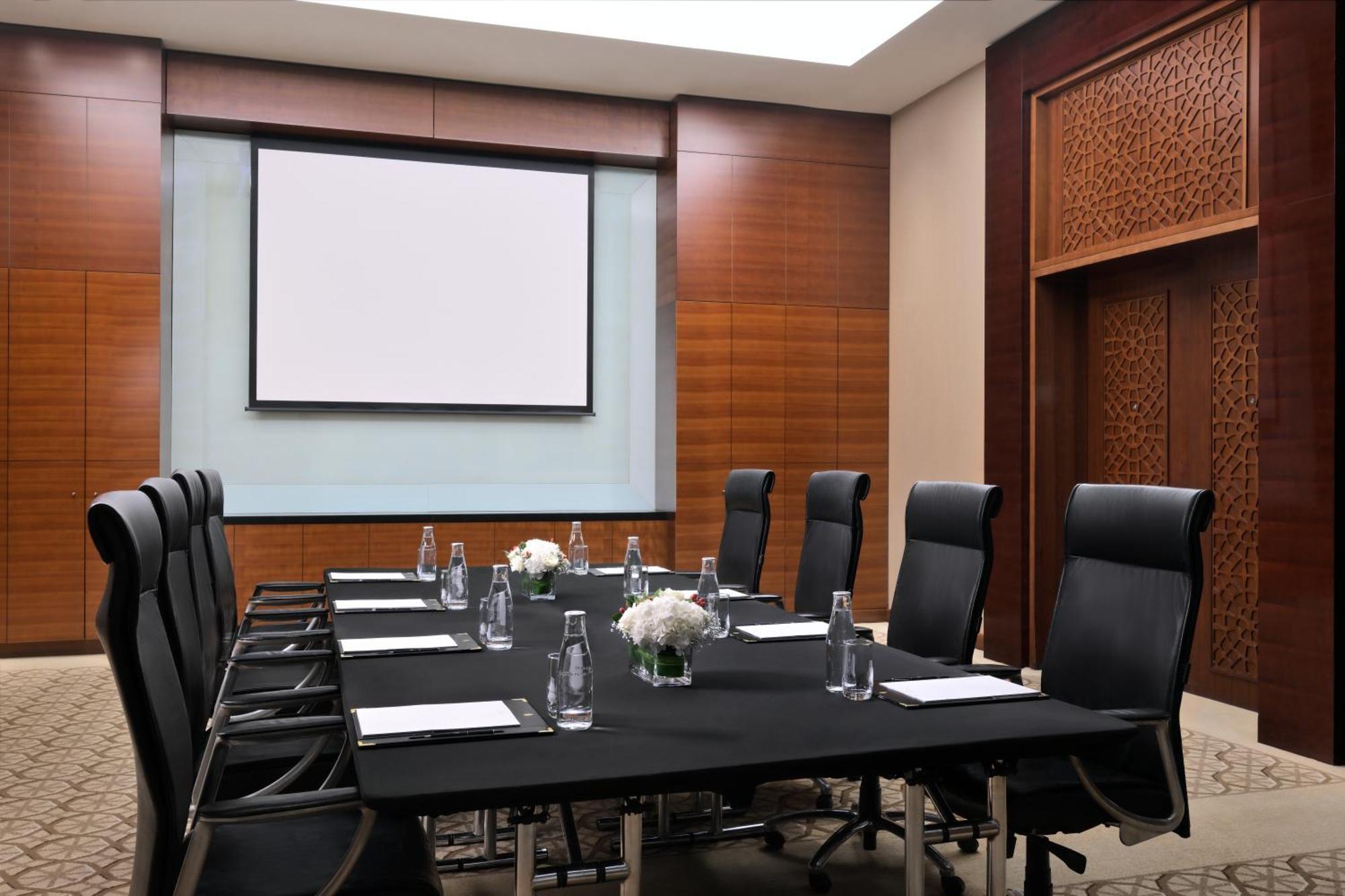 Intercontinental Dubai Festival City By Ihg Eksteriør bilde A meeting room at the Four Seasons Hotel in Dubai