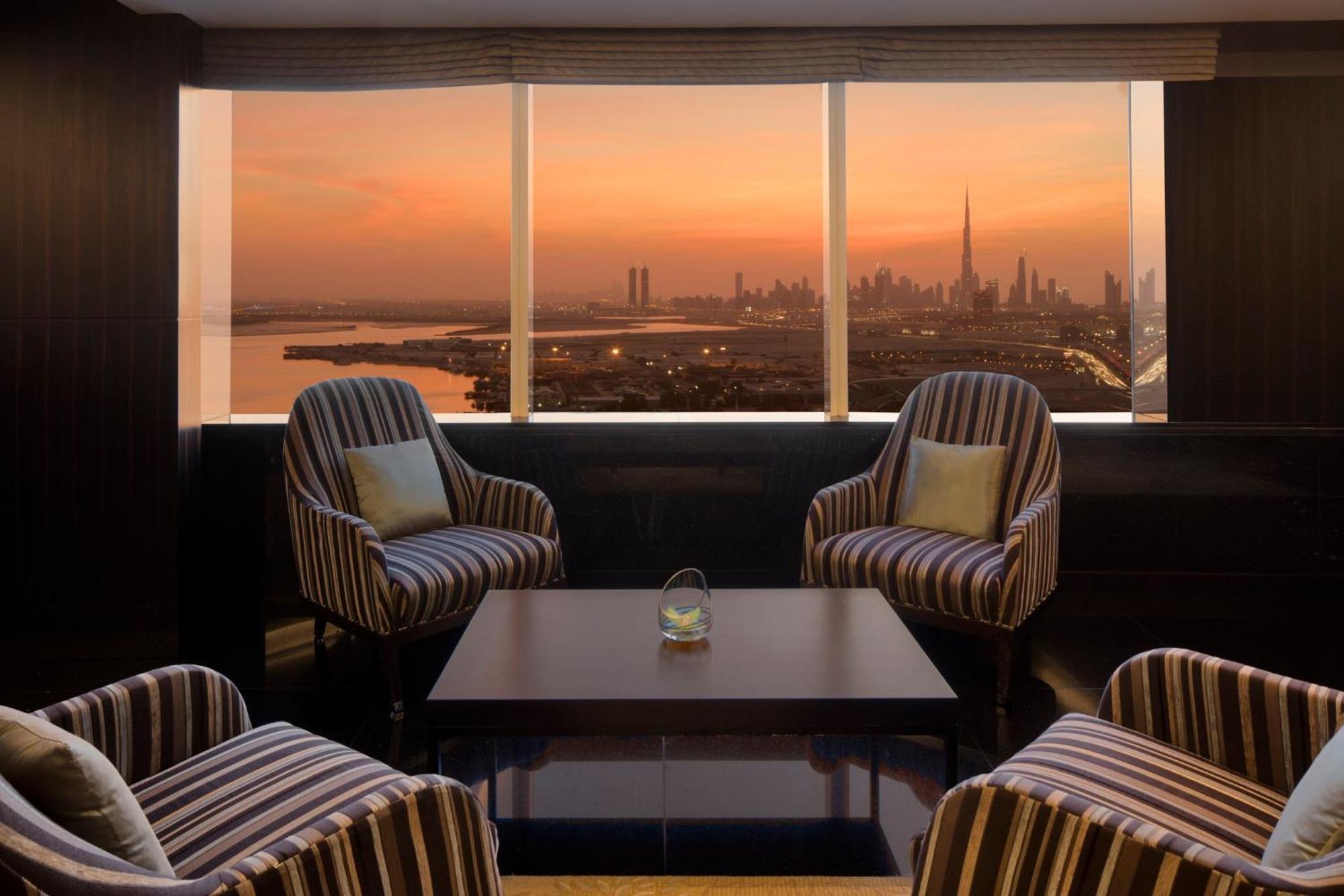 Intercontinental Dubai Festival City By Ihg Eksteriør bilde The Club Lounge at Jumeirah Emirates Towers Hotel